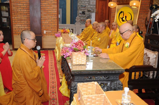 Đại đức Thích Chí Giác Thông, Phó Chánh Văn phòng Ban Từ thiện xã hội T.Ư, trụ trì tịnh viện đảnh lễ khánh tuế chư tôn đức chứng minh