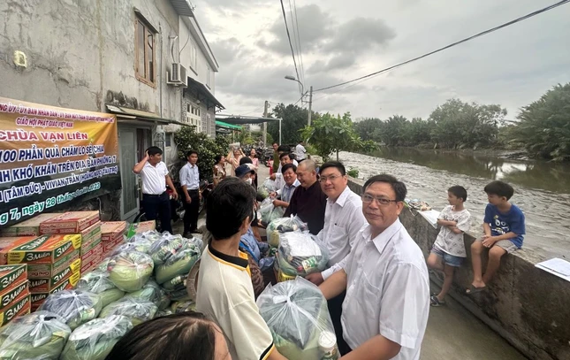 Đại diện các đơn vị trao 100 phần quà đến các hộ khó khăn tại P.7 - Ảnh: CTV