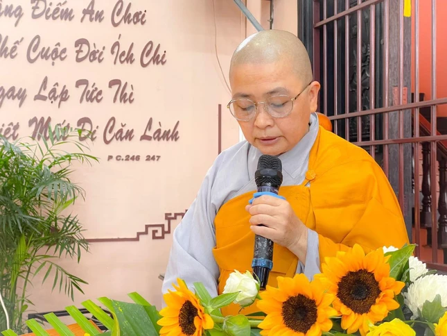 Ni sư Thích nữ Lệ Khánh báo cáo tổng kết 3 tháng An cư kiết hạ