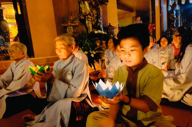 Thắp nến tri ân cha mẹ