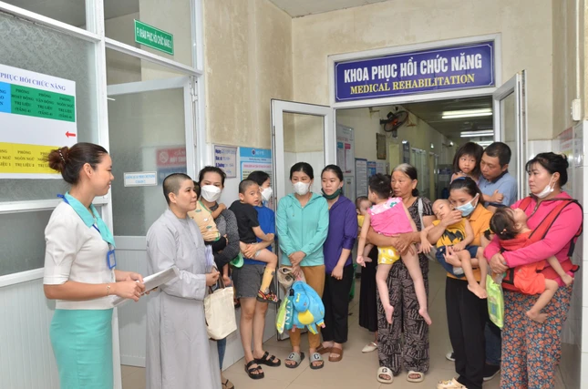 Sư cô Thích nữ Thanh Quế trao quà chia sẻ với 30 suất quà cho bệnh nhi