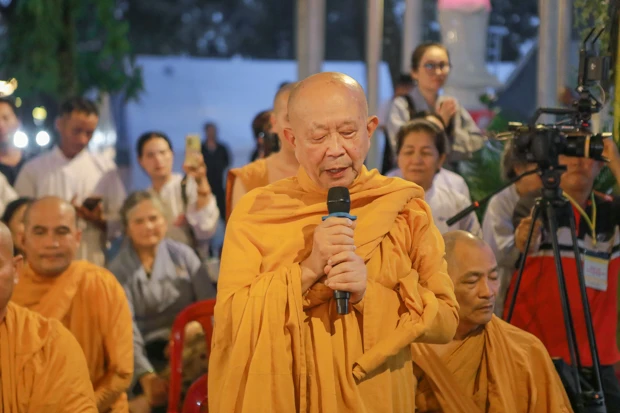 Hòa thượng Giác Thành ban đạo từ đến với toàn thể đại chúng Hòa thượng Giác Thành ban đạo từ đến với toàn thể đại chúng