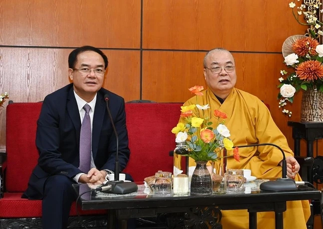 Hòa thượng Thích Thanh Nhiễu tiếp thân mật Thứ trưởng Bộ Nội vụ Vũ Chiến Thắng Hòa thượng Thích Thanh Nhiễu tiếp thân mật Thứ trưởng Bộ Nội vụ Vũ Chiến Thắng