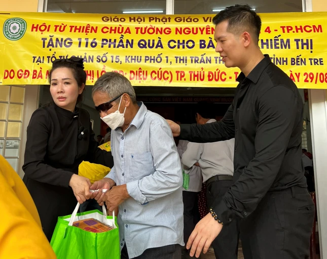 Gia đình Phật tử Diệu Cúc trao quà đến người khiếm thị TT.Thạnh Phú