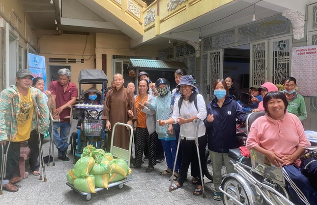 Chia sẻ đến người khuyết tật trên địa bàn Q.10, TP.HCM - Ảnh: M.Từ Chia sẻ đến người khuyết tật trên địa bàn Q.10, TP.HCM - Ảnh: M.Từ