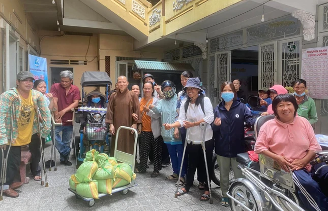 Chia sẻ đến người khuyết tật trên địa bàn Q.10, TP.HCM - Ảnh: M.Từ