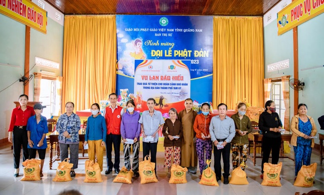 Thượng tọa Thích Viên Tánh và ông Lê Tấn Minh, Chủ tịch Hội Chữ thập đỏ tỉnh trao quà Vu lan đến những gia đình khó khăn tại TP.Tam Kỳ Thượng tọa Thích Viên Tánh và ông Lê Tấn Minh, Chủ tịch Hội Chữ thập đỏ tỉnh trao quà Vu lan đến những gia đình khó khăn tại TP.Tam Kỳ