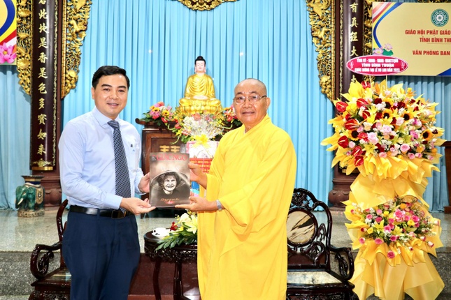 Hòa thượng Thích Minh Nhật tặng ấn phẩm Báo Giác Ngộ số đặc biệt Vu lan đến Phó Bí thư Thường trực Tỉnh ủy Nguyễn Hoài Anh Hòa thượng Thích Minh Nhật tặng ấn phẩm Báo Giác Ngộ số đặc biệt Vu lan đến Phó Bí thư Thường trực Tỉnh ủy Nguyễn Hoài Anh