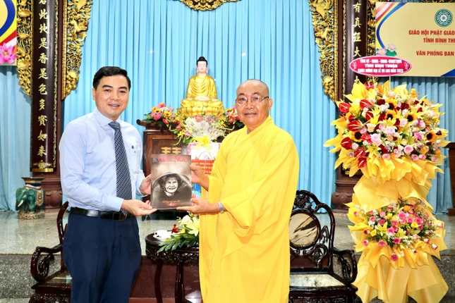 Hòa thượng Thích Minh Nhật tặng ấn phẩm Báo Giác Ngộ số đặc biệt Vu lan đến Phó Bí thư Thường trực Tỉnh ủy Nguyễn Hoài Anh