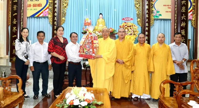 Ông Nguyễn Văn Trí, Phó Chủ tịch Thường trực UBMTTQVN tỉnh tặng quà chúc mừng Đại lễ Vu lan