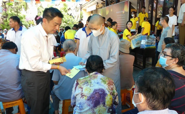 Ni sư Thích nữ Huệ Đức, trụ trì Quan Âm tu viện trao quà đến những gia đình khó khăn