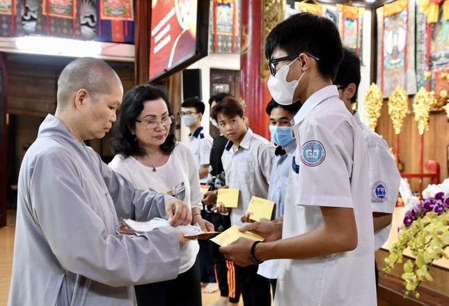 Trao học bổng cho học sinh