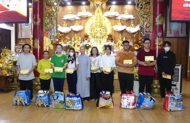 Chia sẻ quà Vu lan đến những hoàn cảnh khó khăn