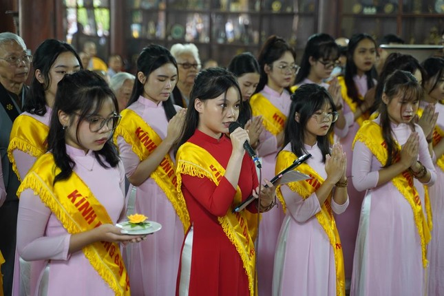 Các Phật tử thiền viện Sùng Phúc dâng lời tác bạch khánh tuế đến Hòa thượng Thích Bảo Nghiêm Các Phật tử thiền viện Sùng Phúc dâng lời tác bạch khánh tuế đến Hòa thượng Thích Bảo Nghiêm