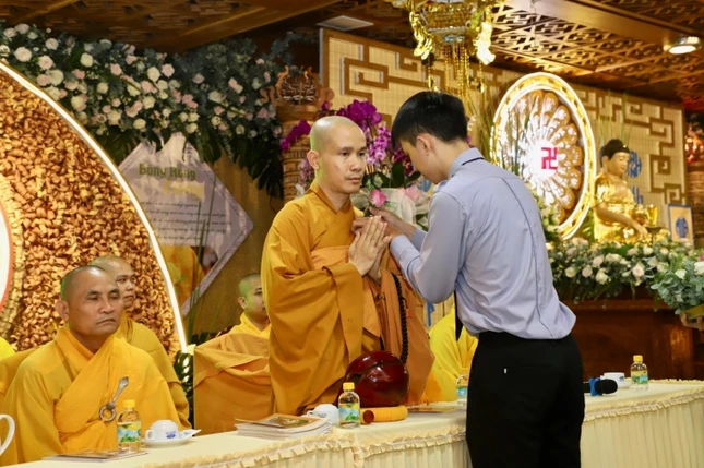 Cài hoa hồng Vu lan