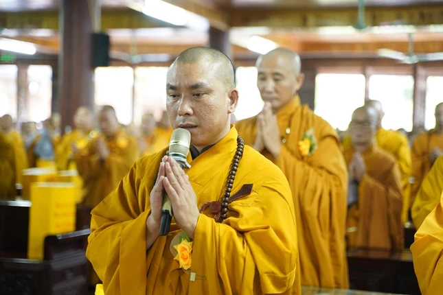 Đại diện chư Tăng trường hạ tác bạch tri ân