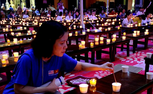 Thắp đèn cầu nguyện bình an Thắp đèn cầu nguyện bình an