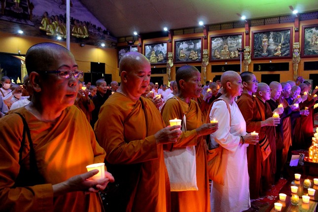 Các tu nữ thắp đèn cầu nguyện