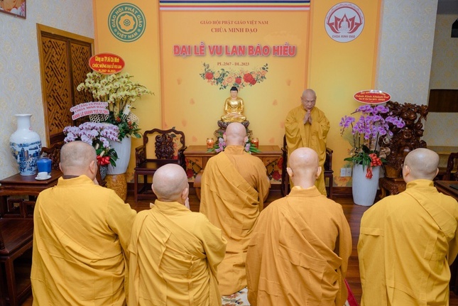 Chư tôn đức Ban Trị sự GHPGVN TP.HCM đảnh lễ Hòa thượng Chủ tịch Hội đồng Trị sự - Ảnh: Đăng Huy