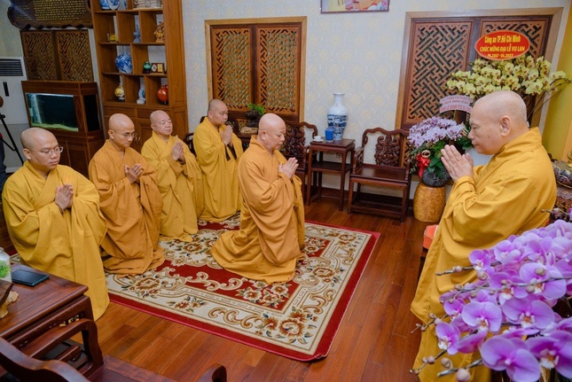 Thay mặt Ban Trị sự GHPGVN TP.HCM, Hòa thượng Thích Lệ Trang tác bạch khánh tuế đến Hòa thượng Chủ tịch Hội đồng Trị sự - Ảnh: Đăng Huy