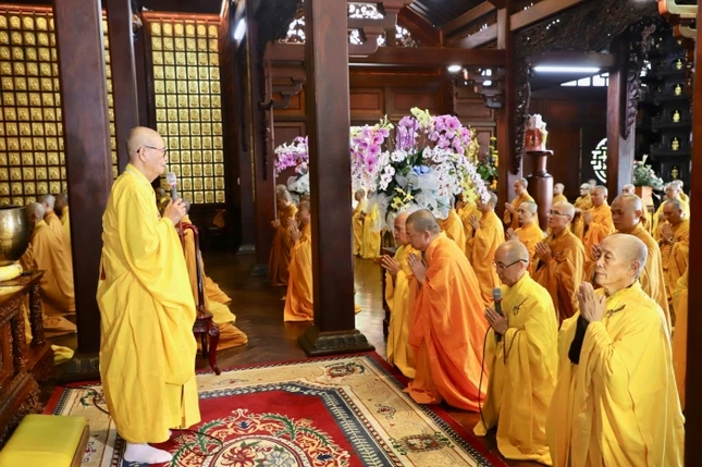 Hoà thượng Trưởng ban Trị sự GHPGVN tỉnh có lời đạo từ, chúc mừng đến chư Tăng được thêm một tuổi hạ