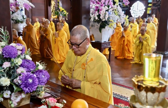 Hòa thượng Thích Châu Quang niêm hương bạch Phật