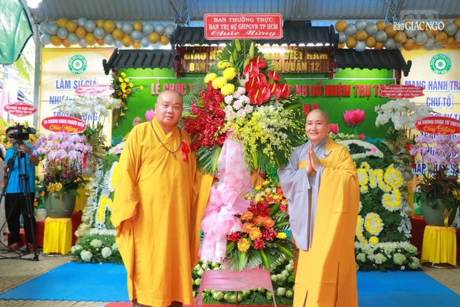 Thượng tọa Thích Trung Nguyện tặng lẵng hoa chúc mừng của Ban Thường trực Ban Trị sự Phật giáo TP.HCM Thượng tọa Thích Trung Nguyện tặng lẵng hoa chúc mừng của Ban Thường trực Ban Trị sự Phật giáo TP.HCM