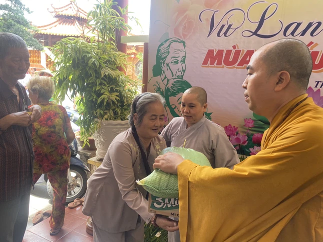 Đại đức Thích Nguyên Tấn trao quà đến hộ nghèo tại địa phương