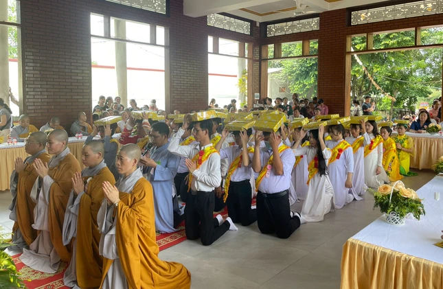 Chư Ni và Phật tử chùa Bảo An tác bạch dâng y cúng dường