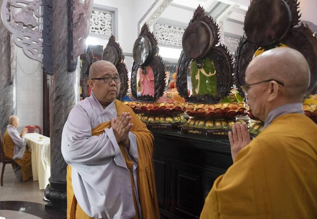 Nhị vị Ni trưởng và Ni sư đối thú Tự tứ