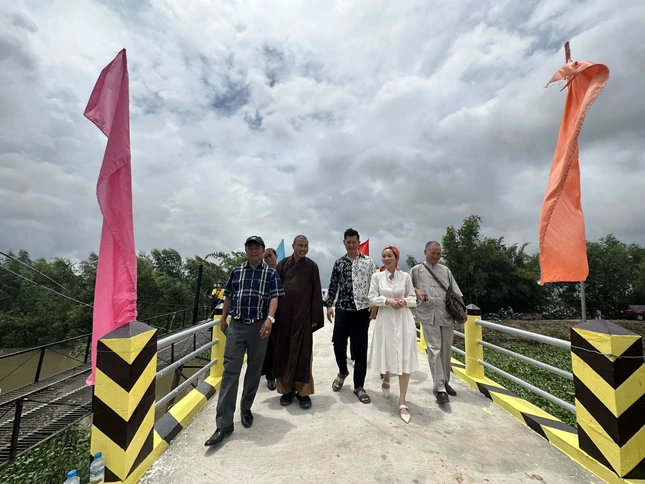 Hội từ thiện chùa Tường Nguyên (Q.4, TP.HCM) khánh thành cầu bê-tông tại Long An