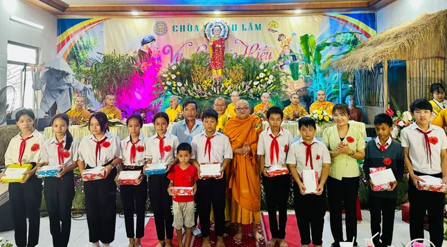 Trao quà cho học sinh tại địa phương