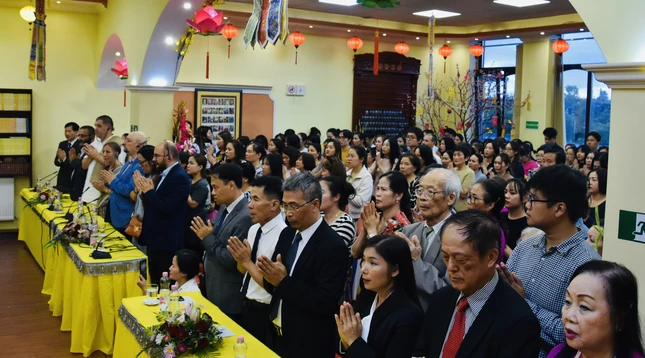 Khách mời và cộng đồng người Việt Nam tại Hungary dự Đại lễ Vu lan - Báo hiếu Khách mời và cộng đồng người Việt Nam tại Hungary dự Đại lễ Vu lan - Báo hiếu