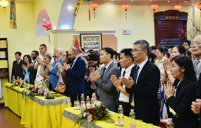 Khách mời và Phật tử cầu nguyện trong lễ Vu lan tại chùa Tuệ Giác Khách mời và Phật tử cầu nguyện trong lễ Vu lan tại chùa Tuệ Giác