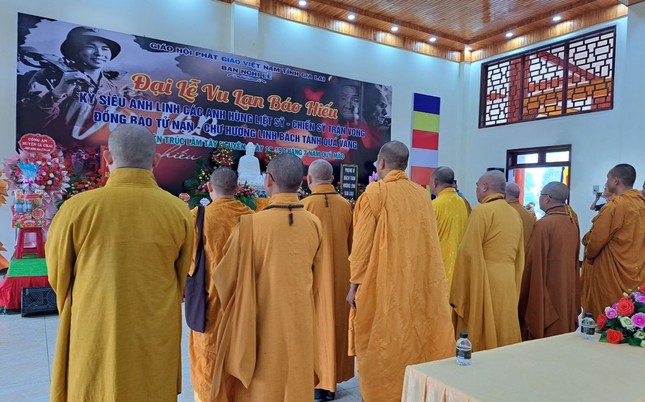 Tưởng niệm các anh hùng liệt sĩ