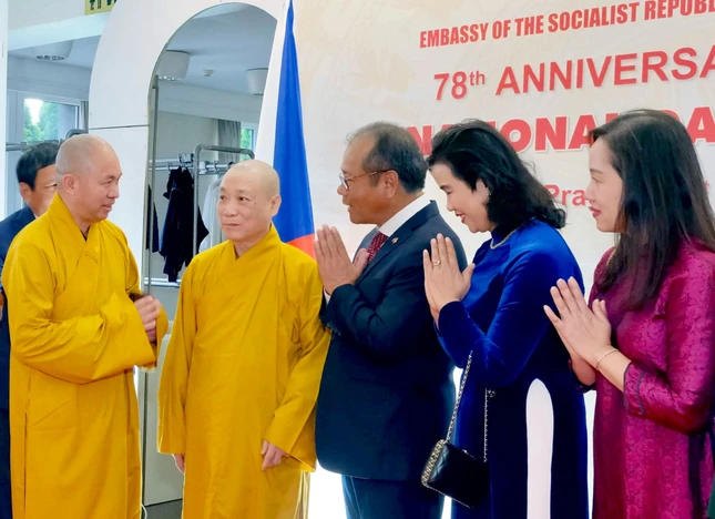 Hòa thượng Thích Bảo Ngiêm, Thượng tọa Thích Đức Thiện trao đổi cùng các đại biểu - Ảnh: Hacan