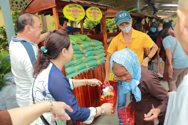 "Phiên chợ yêu thương" tại chùa Pháp Hưng