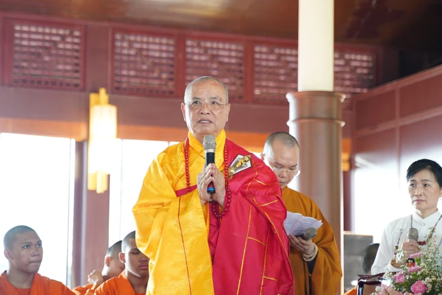 Hòa thượng Thích Huệ Phước phát biểu tại buổi lễ