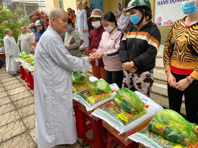Trao quà Vu lan, chia sẻ với bà con khó khăn