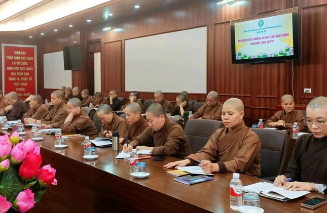 Tăng, Ni hành giả tham dự buổi phổ biến Hiến chương và các quy chế của GHPGVN