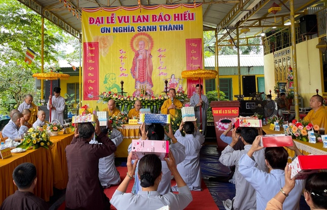 Phật tử dâng pháp y cúng dường nhân Đại lễ Vu lan