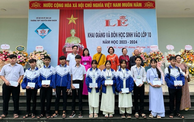 Đoàn trao quà cho học sinh Đoàn trao quà cho học sinh