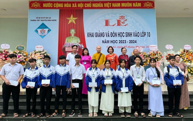 Đoàn trao quà cho học sinh