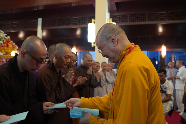 Hòa thượng Thích Huệ Phước trao học bổng đến Tăng Ni sinh Việt Nam đang du học tại Thái Lan