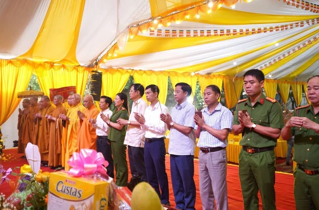 Chư tôn đức Tăng Ni, lãnh đạo tỉnh, đại diện Sở ban, ngành dâng hương cầu nguyện