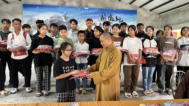 Phân ban Phật tử Dân tộc Phật giáo tỉnh Quảng Nam kết hợp Ban Từ thiện chùa Long Hoa trao quà đến học sinh