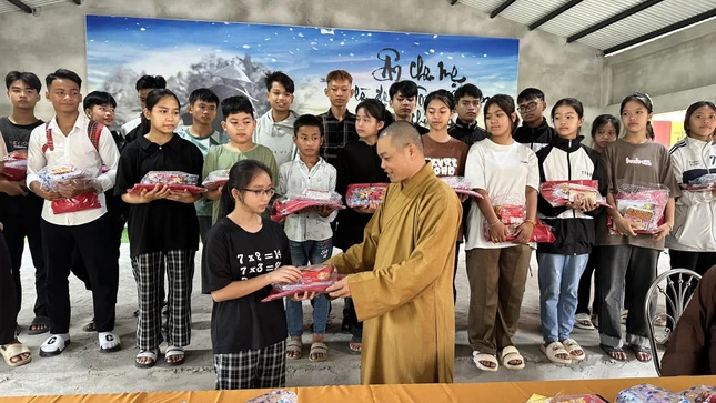 Phân ban Phật tử Dân tộc Phật giáo tỉnh Quảng Nam kết hợp Ban Từ thiện chùa Long Hoa trao quà đến học sinh