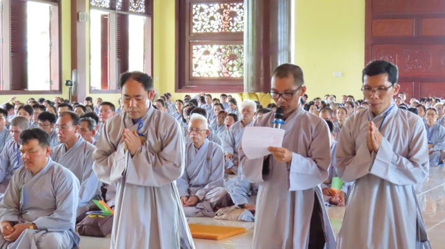 Đại diện khóa tu phát nguyện tinh tấn tu học