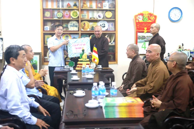 Ông Nguyễn Đức Thành cảm ơn và có món quà tặng kỷ niệm gửi đến Ban Trị sự