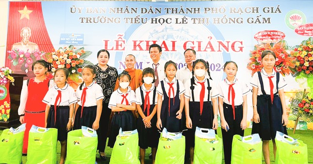 Đại đức Thích Minh Hậu trao quà cho học sinh nhân lễ khai giảng năm học mới Đại đức Thích Minh Hậu trao quà cho học sinh nhân lễ khai giảng năm học mới